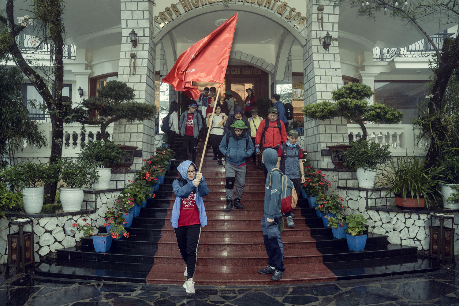 Despite these challenges, none of them gave up, and the managers were resolute in their determination to conquer Fansipan Peak together.