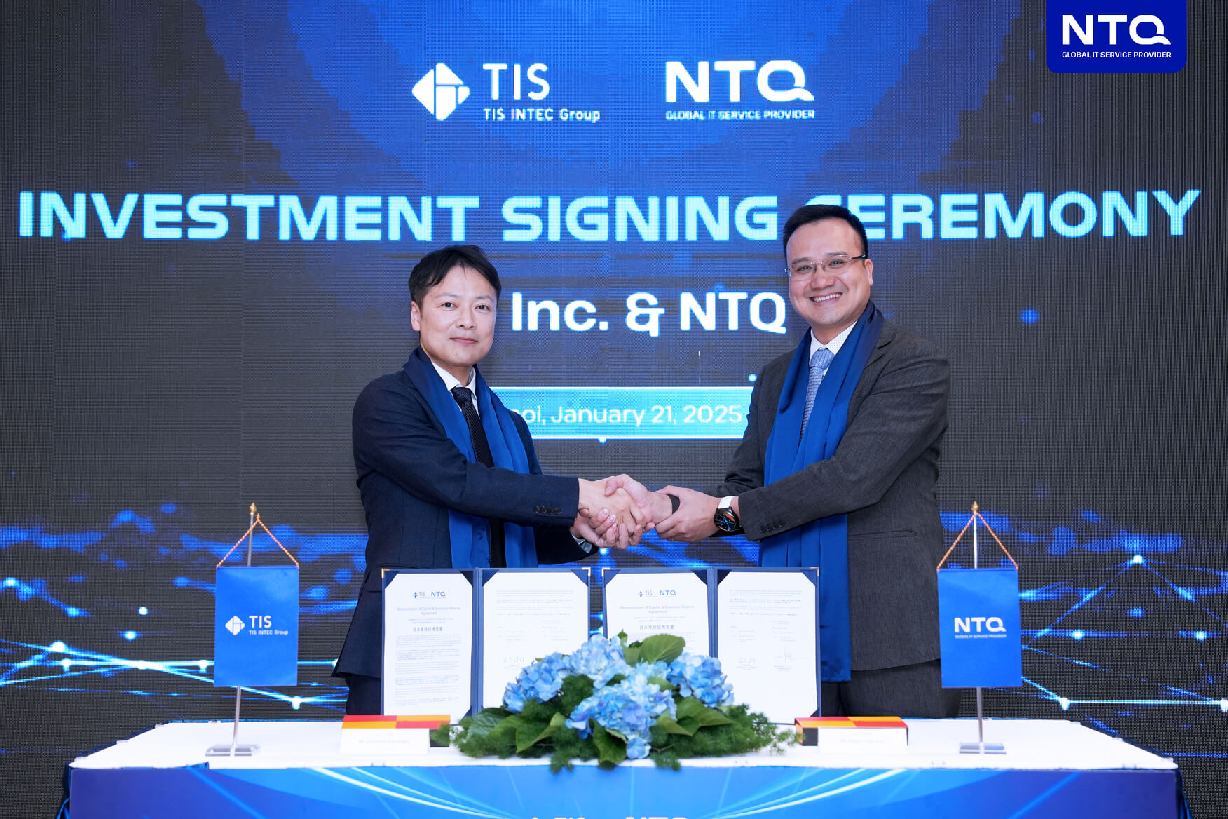 Mr. Pham Thai Son, CEO NTQ and Mr. Furusho Kensaku – Executive Officer TIS Inc., at the signing table